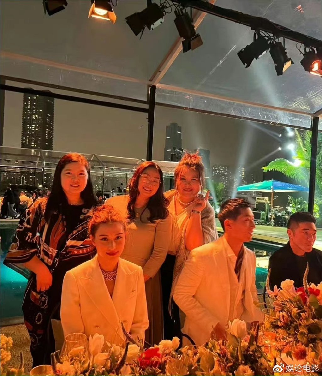 窦骁何超莲婚礼现场曝光,充满浪漫奢华的格调,何超莲打扮像仙女休闲区蓝鸢梦想 - Www.slyday.coM 窦骁何超莲婚礼现场曝光,充满浪漫奢华的格调,何超莲打扮像仙女休闲区蓝鸢梦想 - Www.slyday.coM