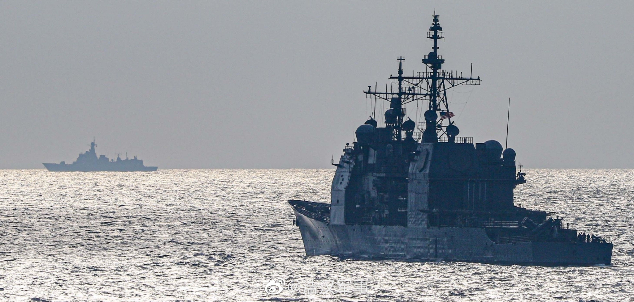 两艘美国海军提康德罗加级巡洋舰过海峡时的照片