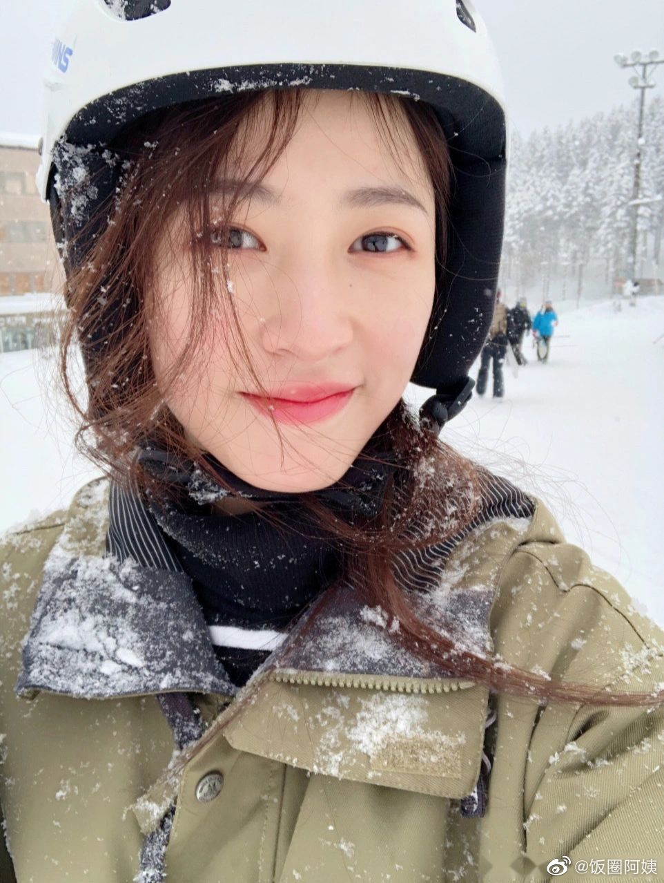 是软软糯糯的长发甜妹周雨彤啊笑容好治愈啊