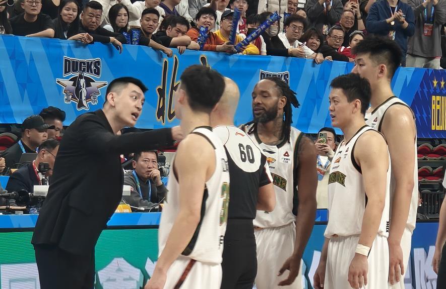 辽宁男篮第四节崩盘原因分析：杨鸣暴怒被驱逐，许利民面临阵容调配难题