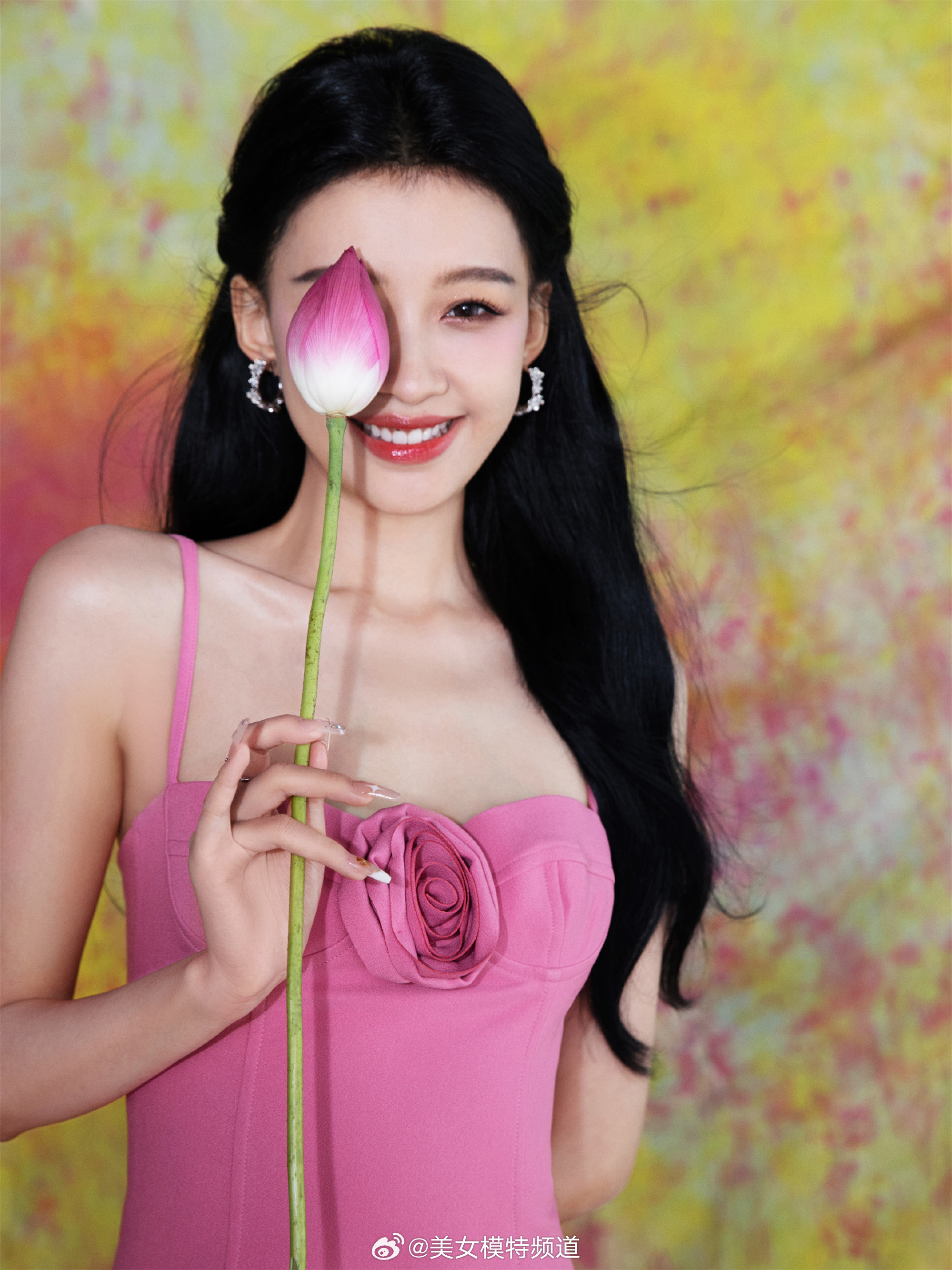 孙怡荷花写真大片粉色吊带裙