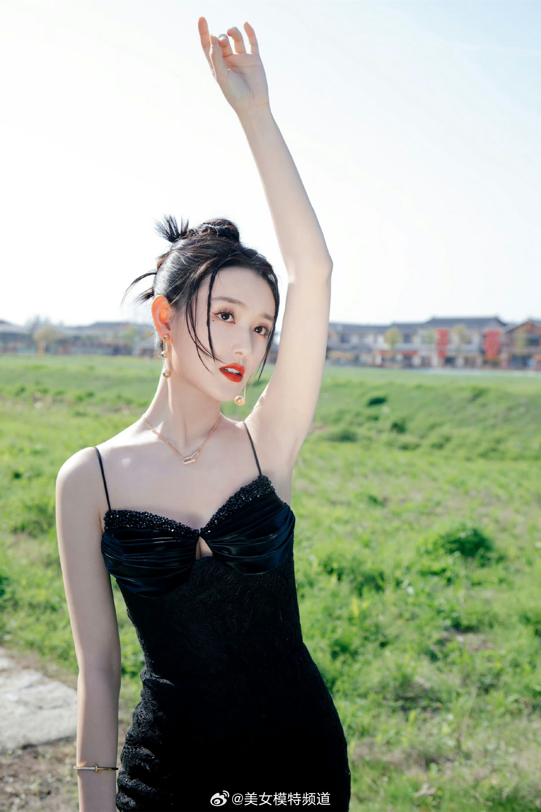 蒋依依红唇吊带