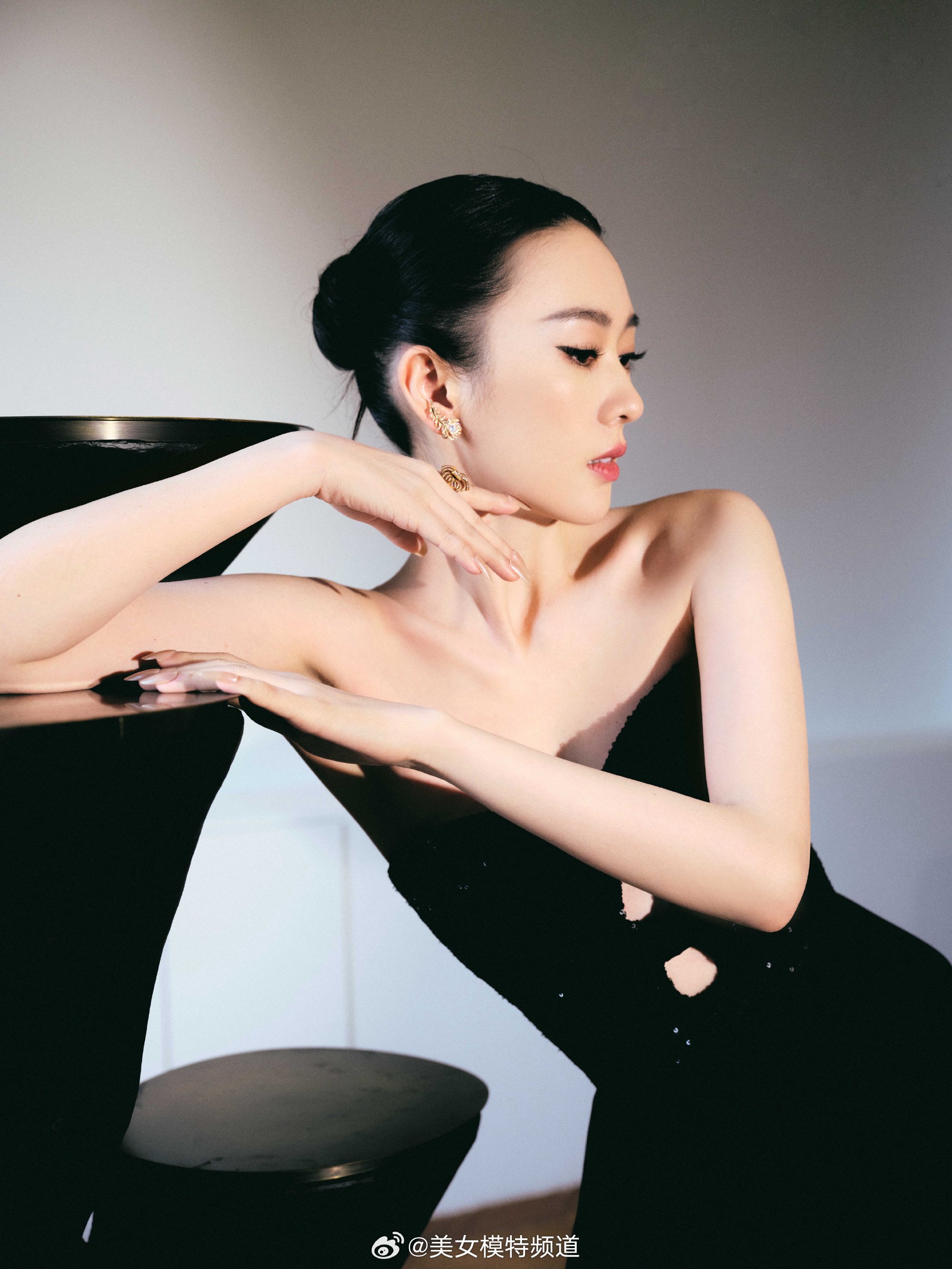 童瑶黑色抹胸裙复古高贵