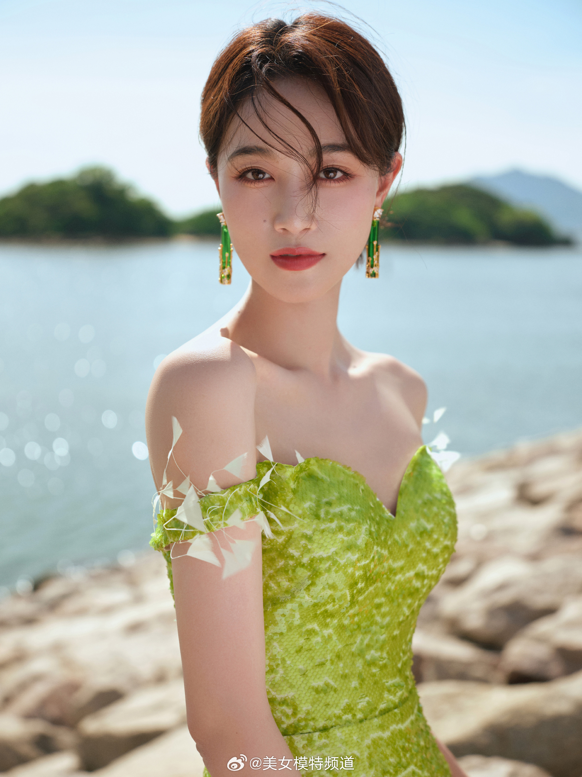 蓝盈莹身披涟漪柔美迷人