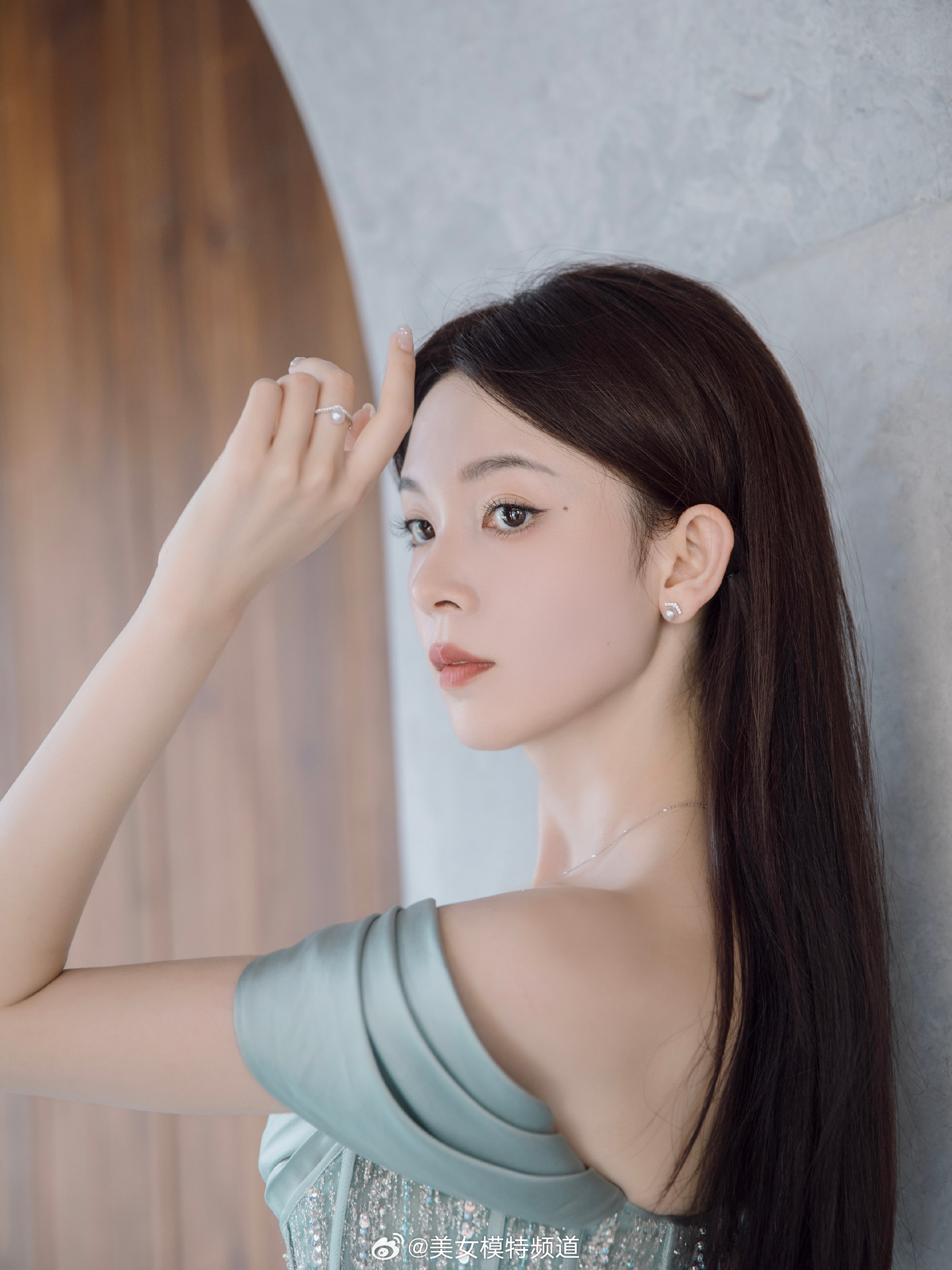 陈瑶蝴蝶结星闪礼服裙造型大片