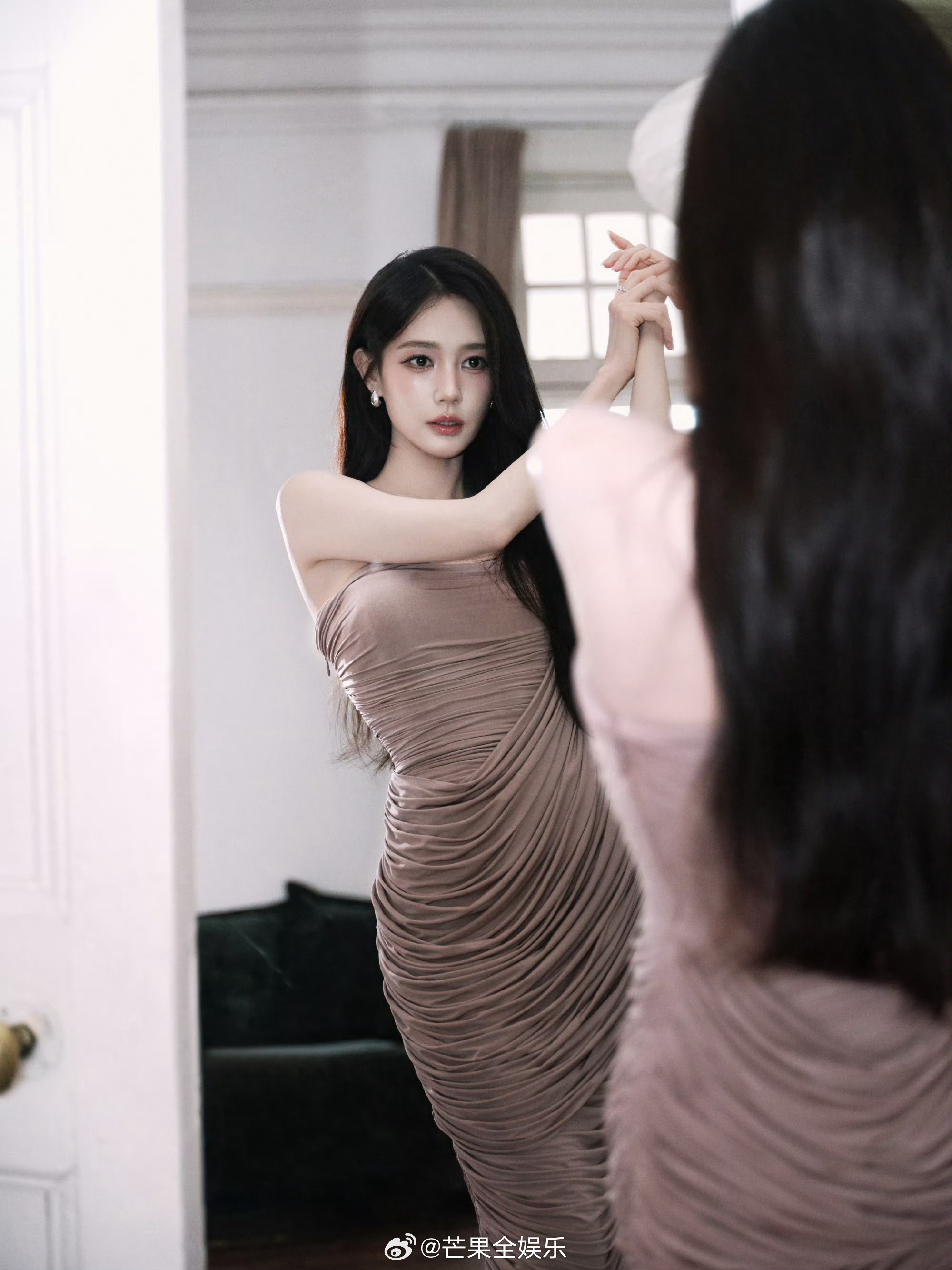 李一桐这组裸粉色褶皱抹胸裙大片，把身材优势完全展现出来…