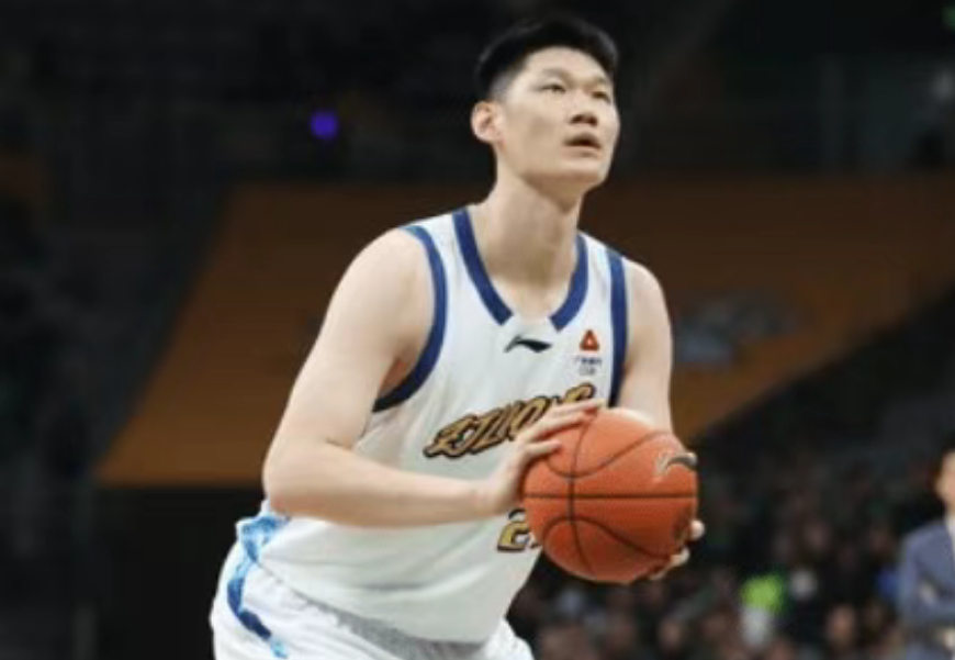 卫冕冠军广厦如何克服得分荒，客场击败福建？关键球员胡金秋、孙铭徽如何主导比赛节奏？