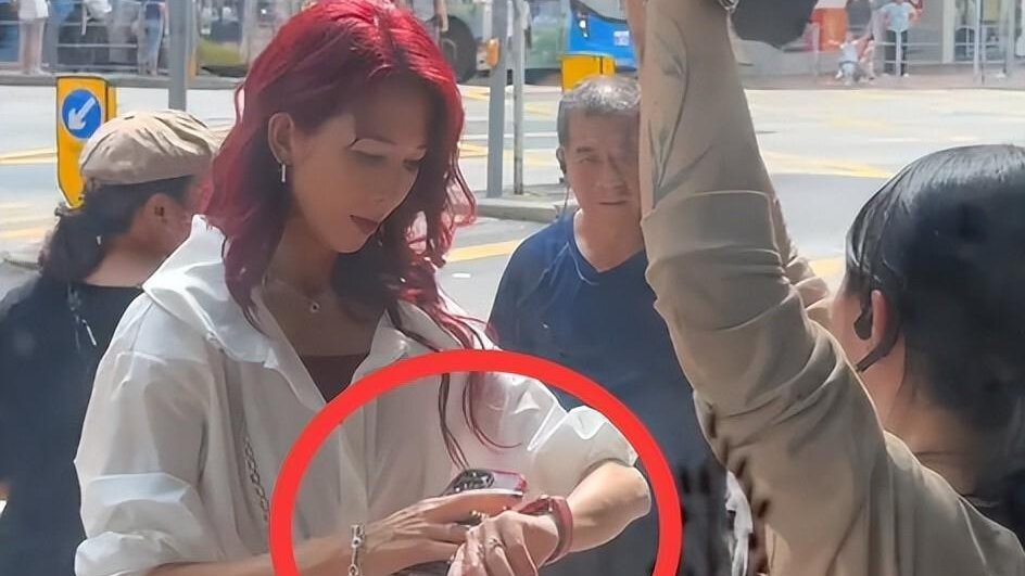 52岁蔡少芬被偶遇，脸塌苹果肌下垂，手上青筋毕露，一头红发显老