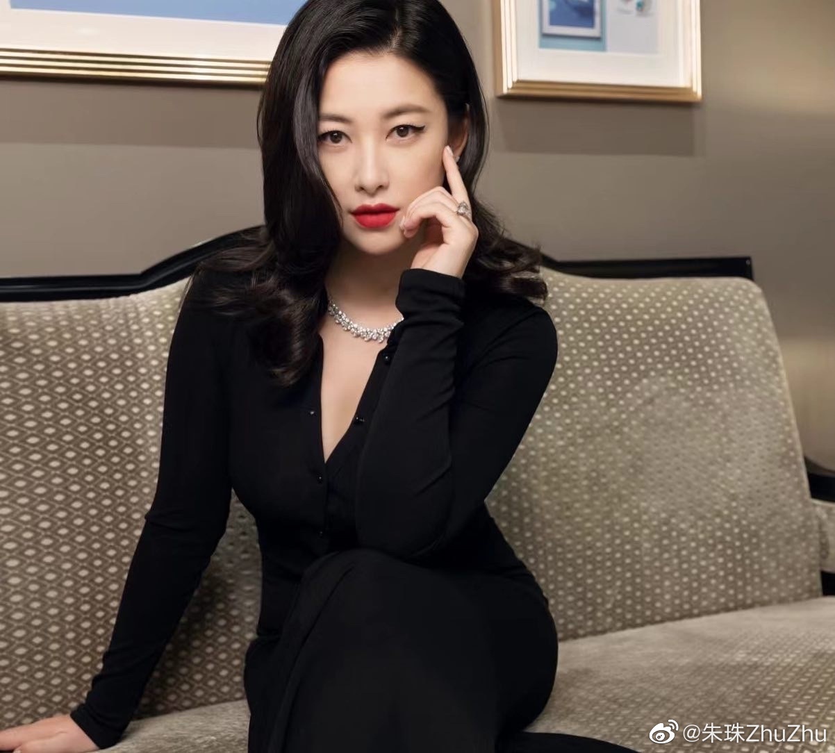 朱珠分享十年前旧照带头考古可还行不管是十年前还是现在