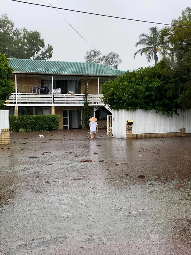 澳洲多地遭恐怖洪水暴袭，全城被淹，专家：雨还要下数月