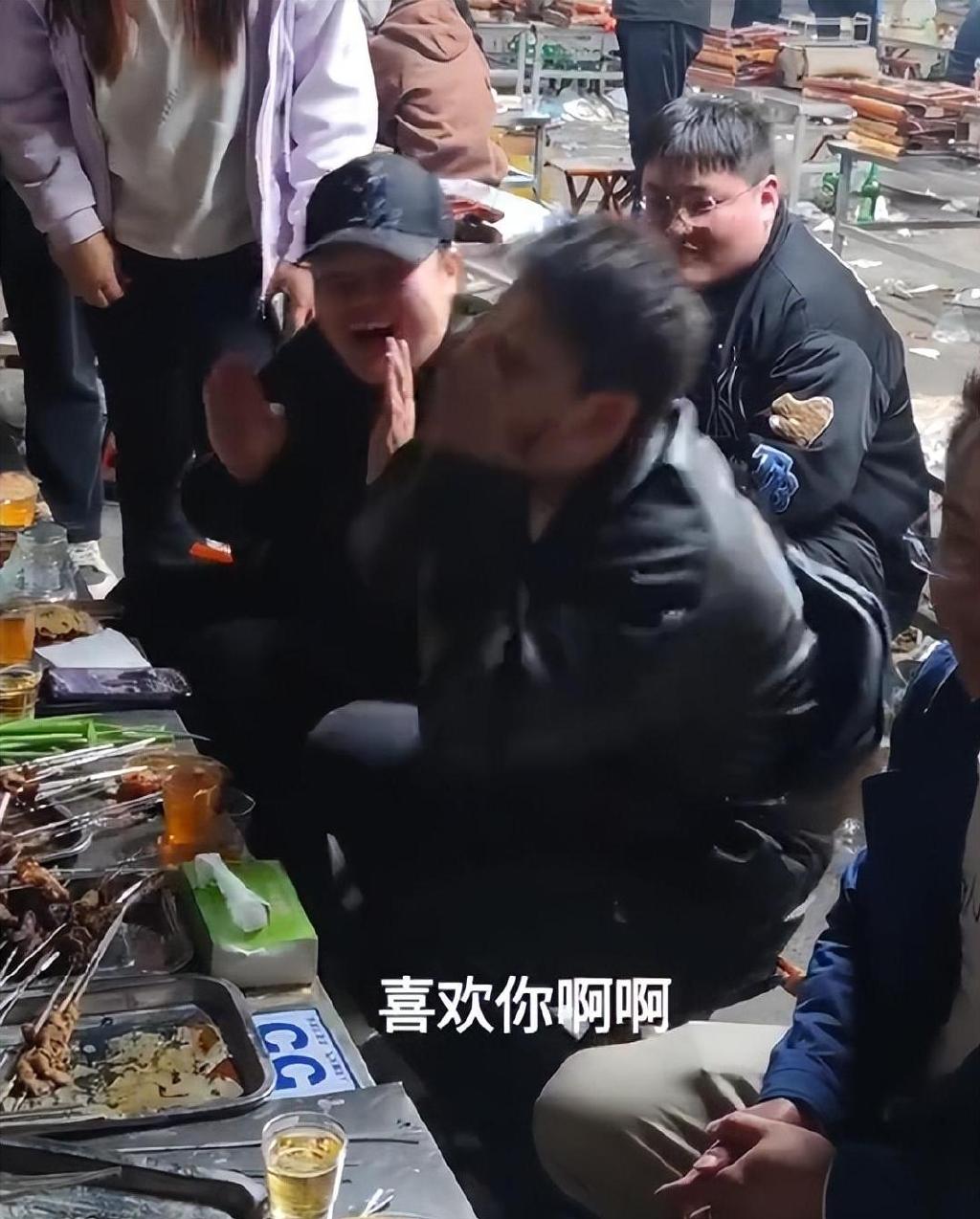 陈翔到淄博吃烧烤，问路人尴尬问题，喜欢他还是苏醒，又被骂惨了休闲区蓝鸢梦想 - Www.slyday.coM