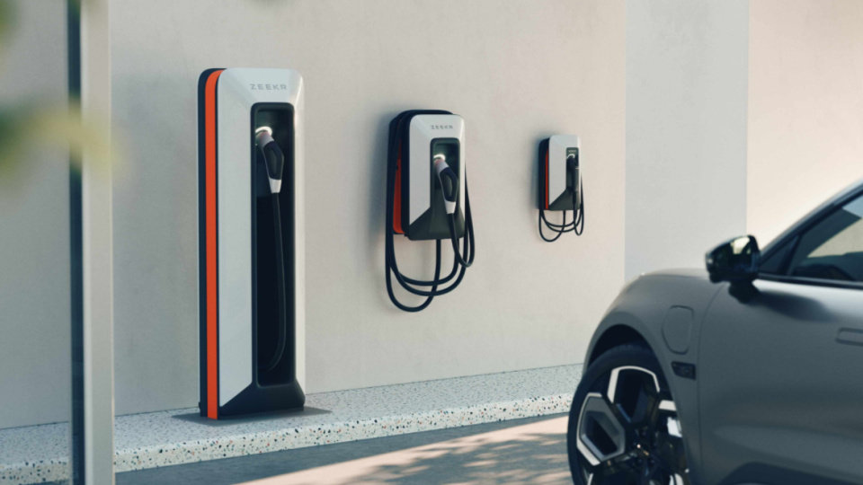 充电桩问题重重，新能源车焦虑难治，补能赛道将何去何从？