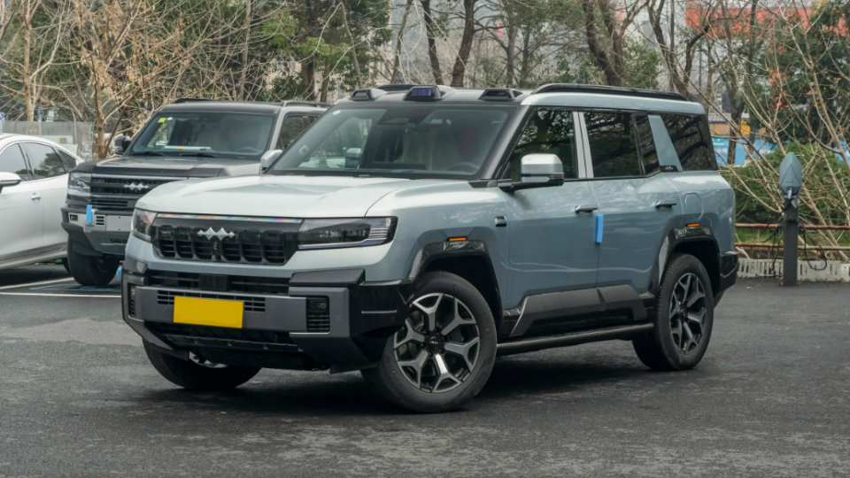 方程豹豹8：零百加速4.8秒，综合续航1200km，还配华为乾崑智驾