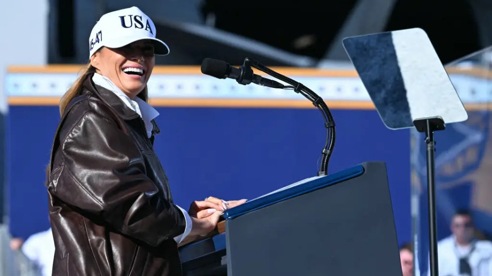 55岁梅拉尼娅在航母上演讲，效仿《壮志凌云》女主，却引发争议