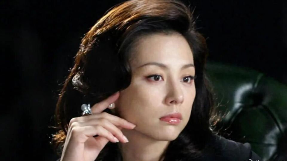 又一位50岁女星涉毒被查！品牌纷纷解约，此前停工自曝患上罕见病