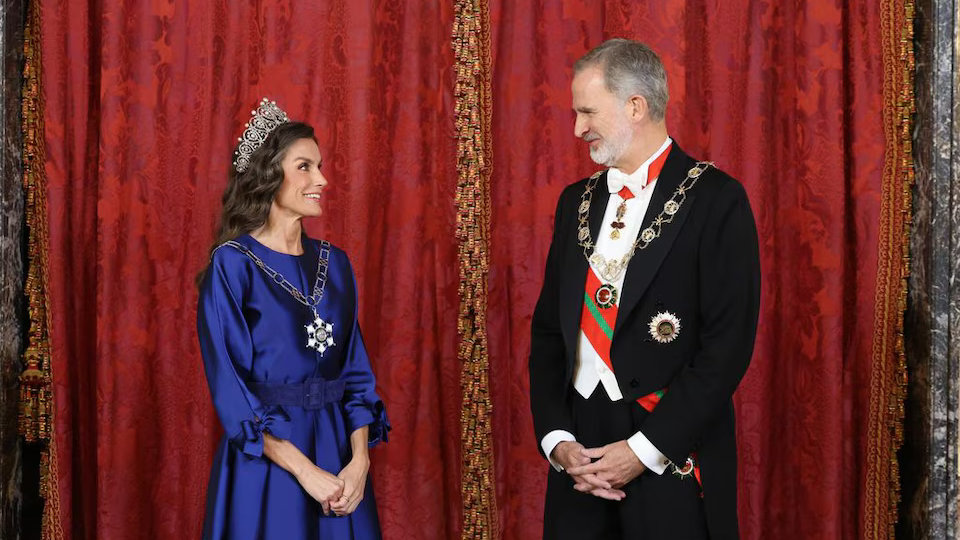 西班牙国王被爱妻惊艳，53岁莱蒂齐亚罕见披发，戴“俄罗斯王冠”