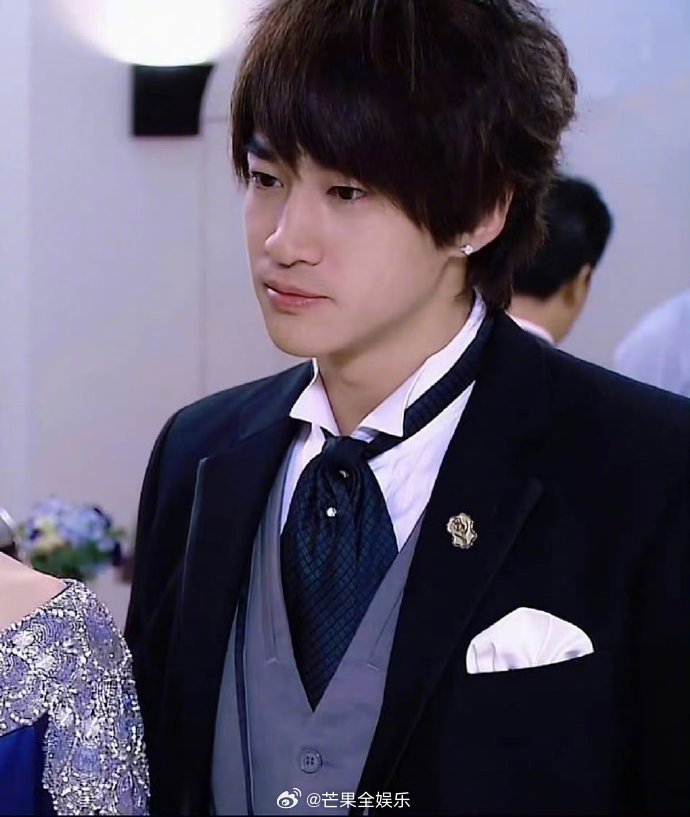 何润东早年颜值引热议，全能男神魅力不减