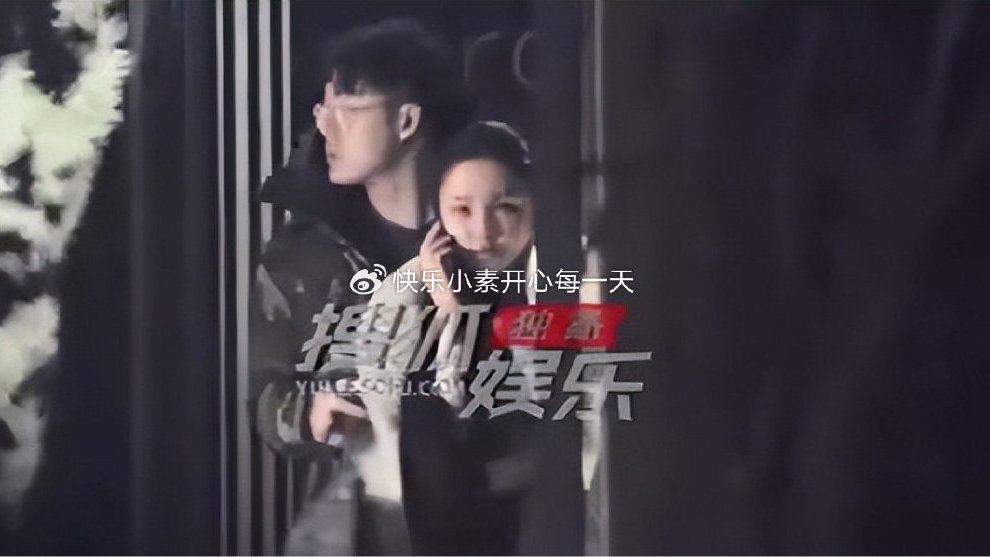 周扬青疑似新恋情曝光：男方戴眼镜搂腰过马路，一路护送互动亲密