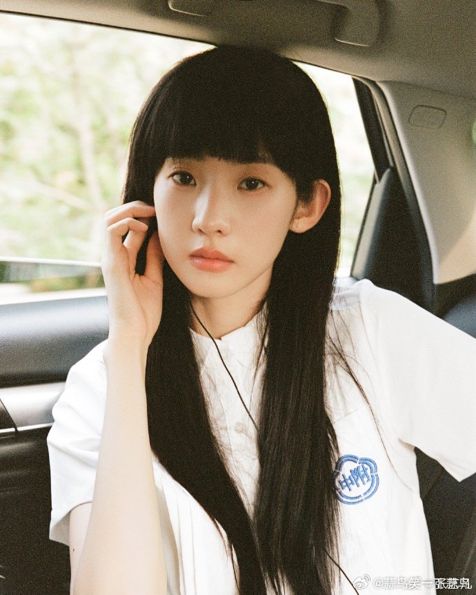 张艺凡黑长直齐刘海造型出镜，耳机分你一半暖意十足