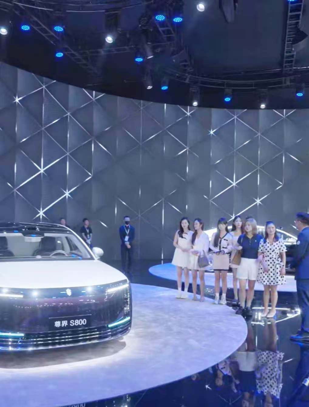 成都车展千金团打卡尊界展台，国产豪车S800引关注