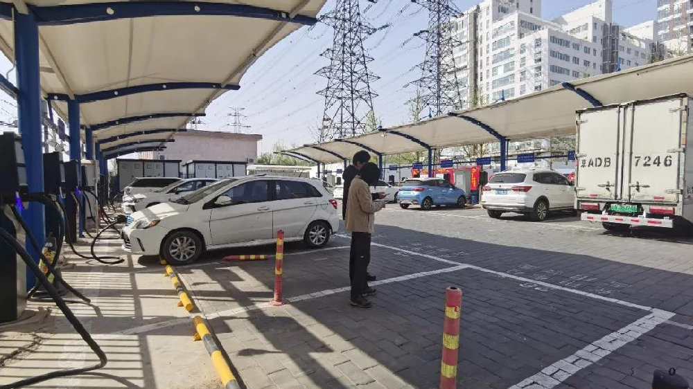 北京“禁停令”首日：老头乐、外卖车、燃油车占位 充电问题依然存在