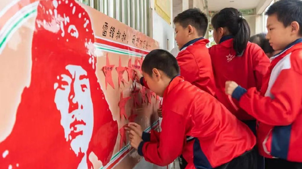 雷锋精神落实在行动上