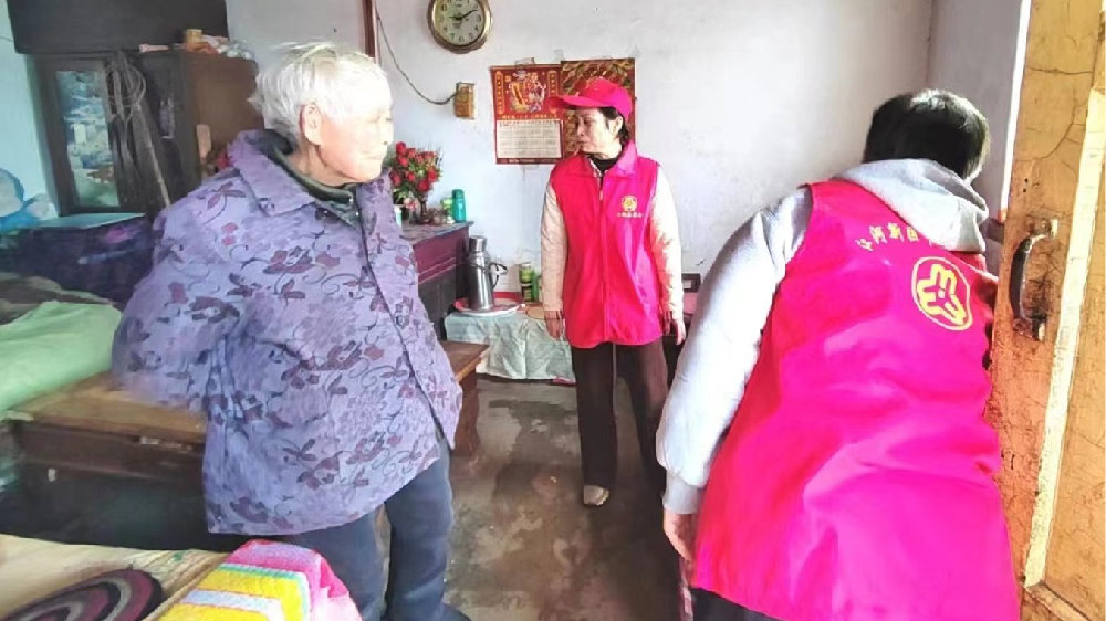 鲁山县：江河社会事务综合服务中心党建带“妇建” 关爱困难群众暖人
