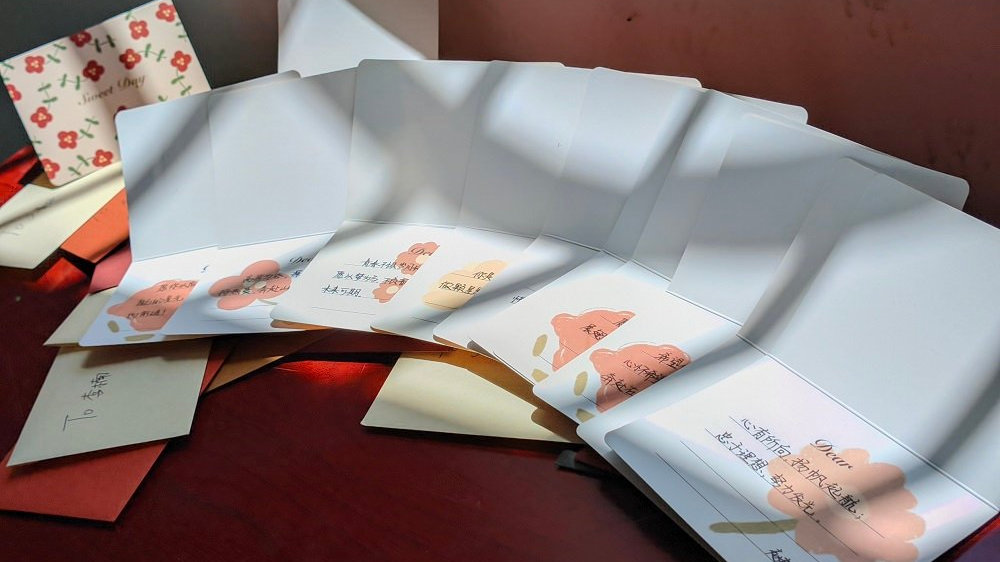 惊喜！人人都有！武昌工学院辅导员给137名毕业生送手写贺卡