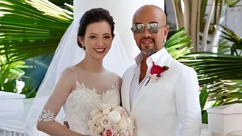 辛龙近况曝光，刘真去世5年后，与8岁女儿相依为命