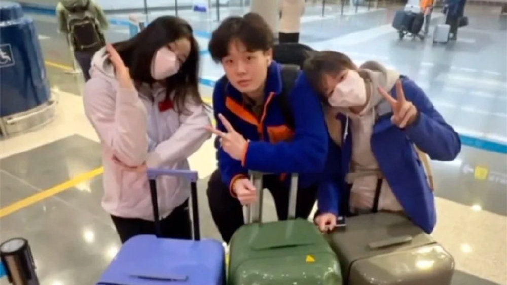 全红婵出征世界杯曝光！女队集体穿洞洞鞋抢镜，婵宝俏皮比剪刀手