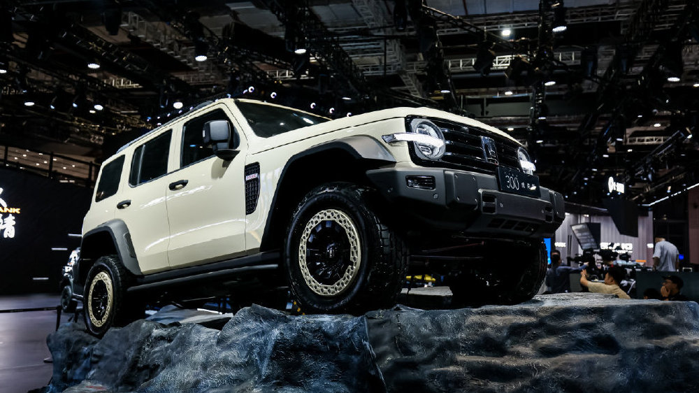 V8发动机、坦克300虎克版集结 2025上海车展坦克大秀肌肉