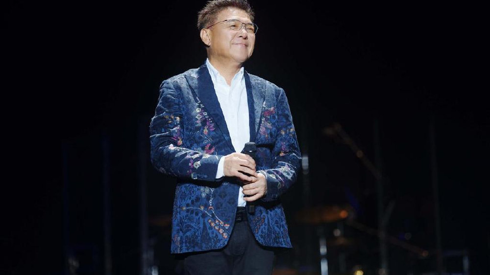 姜育恒「永远」演唱会：万人冒雨赴约 永恒旋律续写经典传奇
