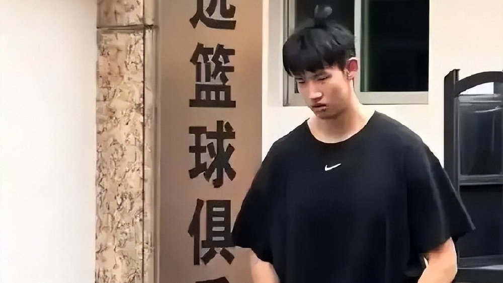 广东新星申请离队，北京被看衰，韩德君暂不退役，张云梦加盟山东