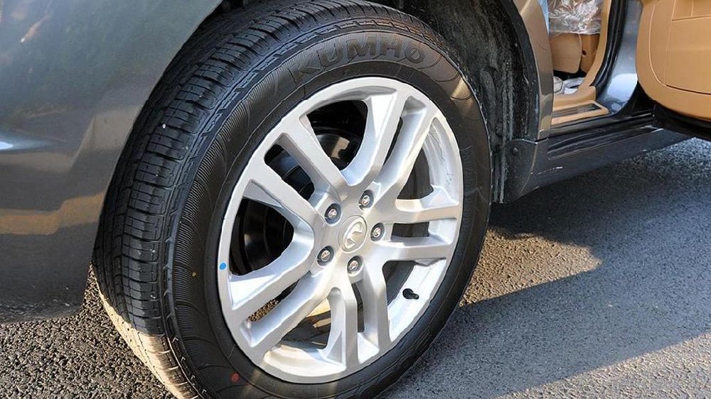 汽车轮胎更换周期：多维度考量指南