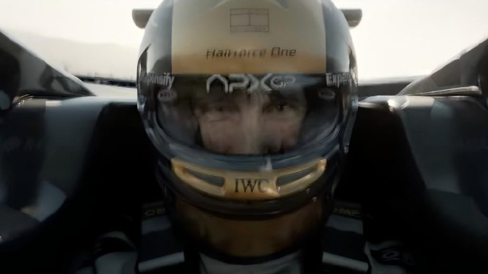 苹果AI还在路上，库克只想造「混动车」？