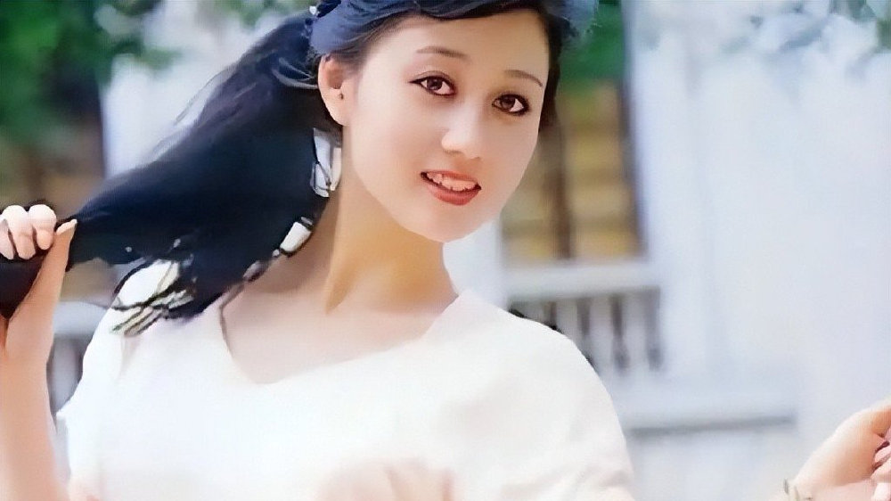 利智风流史:被4男人抛弃，传闻与赌王生3子女，“吊”李连杰10年