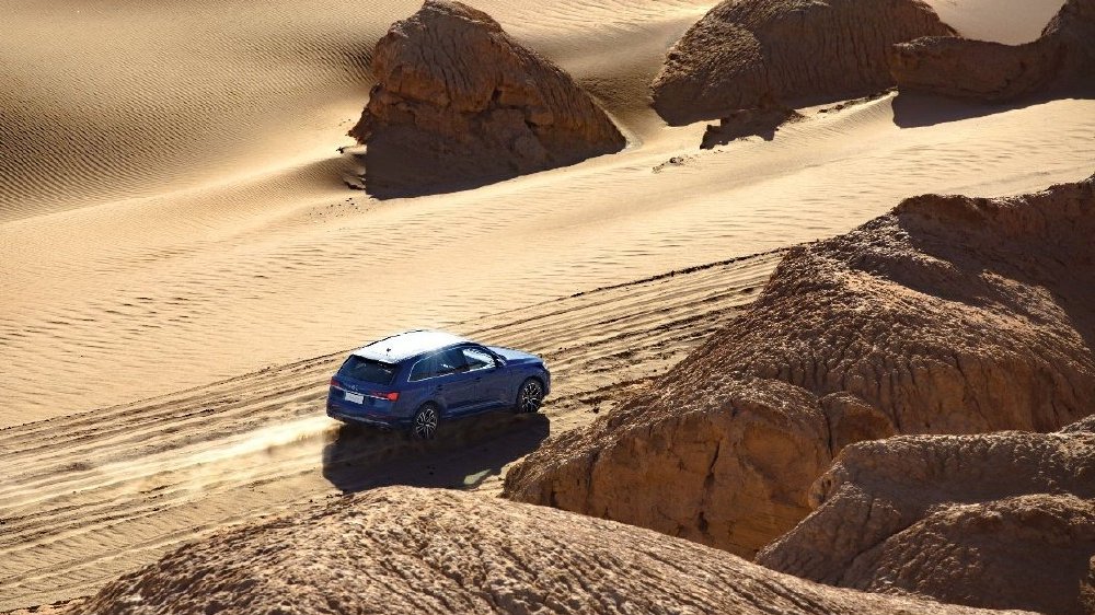 驾驶3.0T机械猛兽在戈壁滩中驰骋——2025款奥迪Q7沙漠试驾