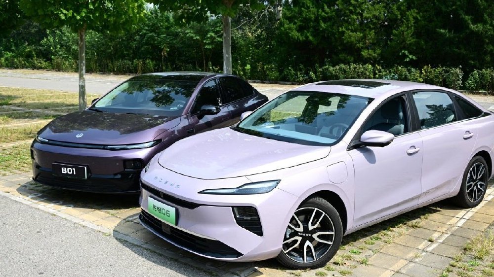 零跑B01对比荣威纯电D6:10万级纯电家轿，谁才是国民家庭真优选？