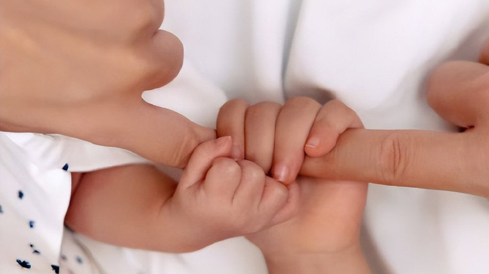 恭喜！韩庚晒全家福官宣卢靖姗生子！一家四口同框照好暖，太幸福