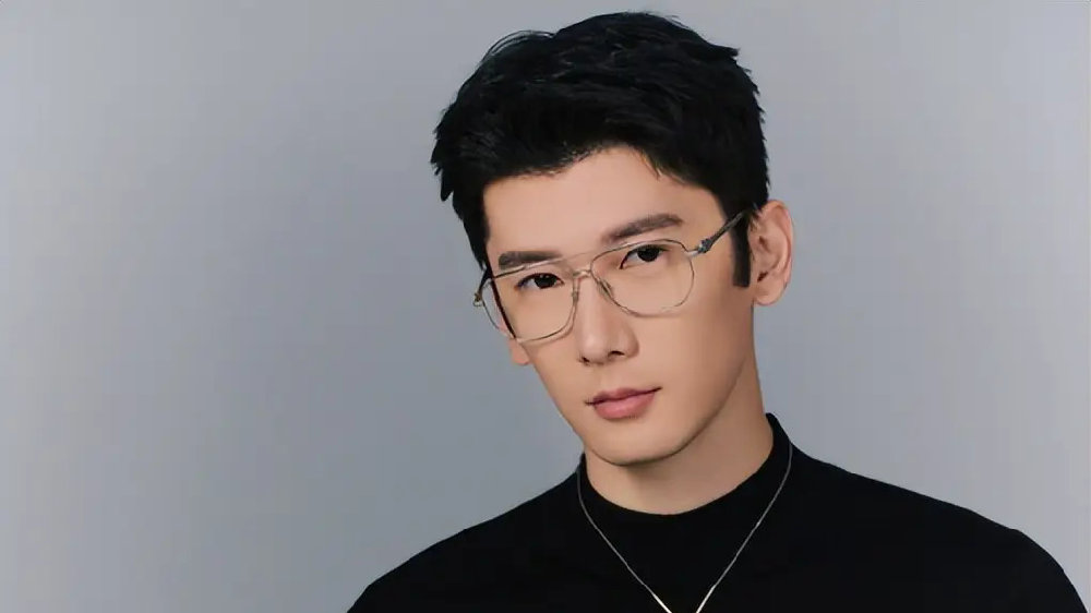 刘芮麟和老婆被曝路边接吻，网友：感觉是摆拍吧