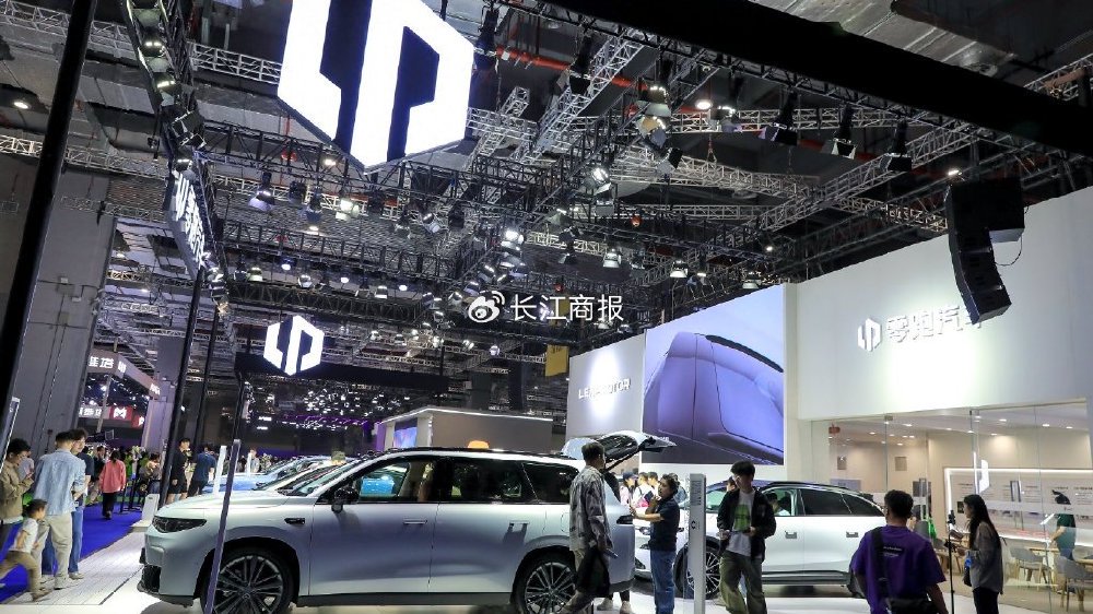 零跑汽车月交付首破7万辆领跑新势力 鸿蒙智行成交均价39万超越BBA