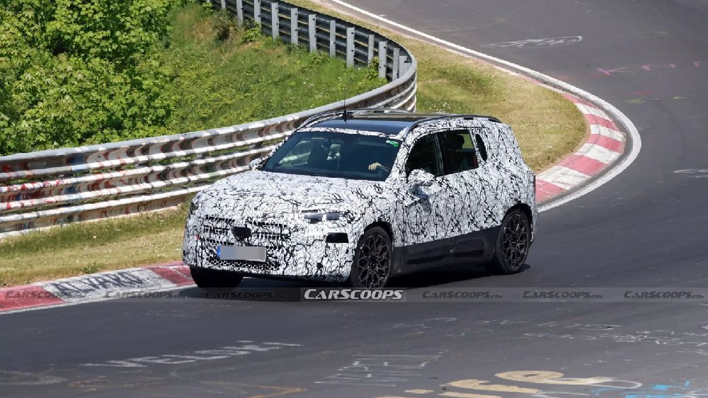 奔驰GLB级提前公布，配三块大屏+8295芯片，轻混版用吉利发动机？