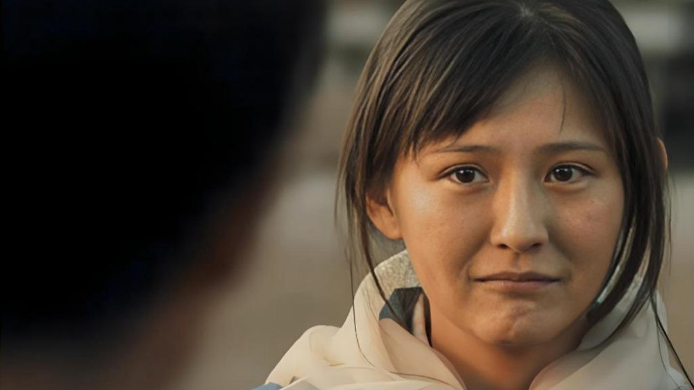 未婚生女，不配演戏，热依扎凭《山海情》爆红后，用演技证明自己