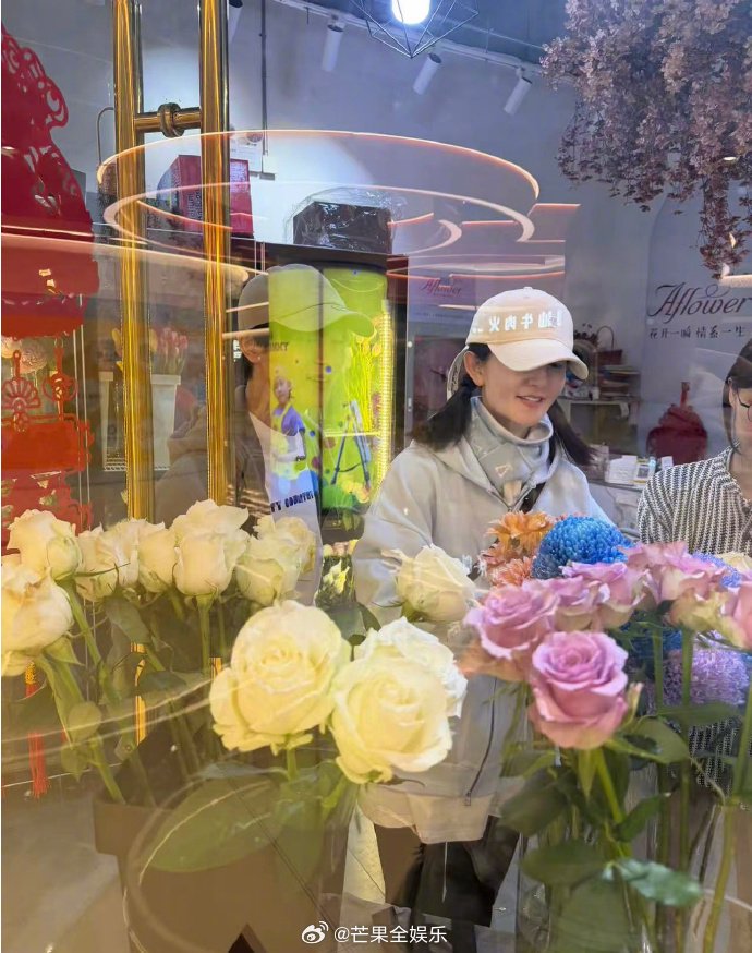 网友偶遇谢娜夜骑给张杰送花～一身休闲穿搭状态好好啊！