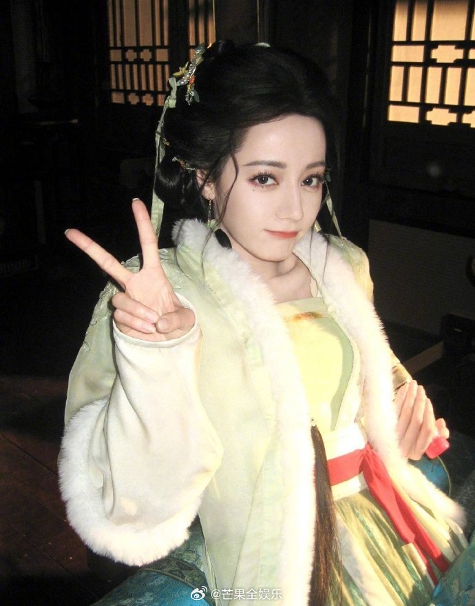 迪丽热巴双面神韵自在切换