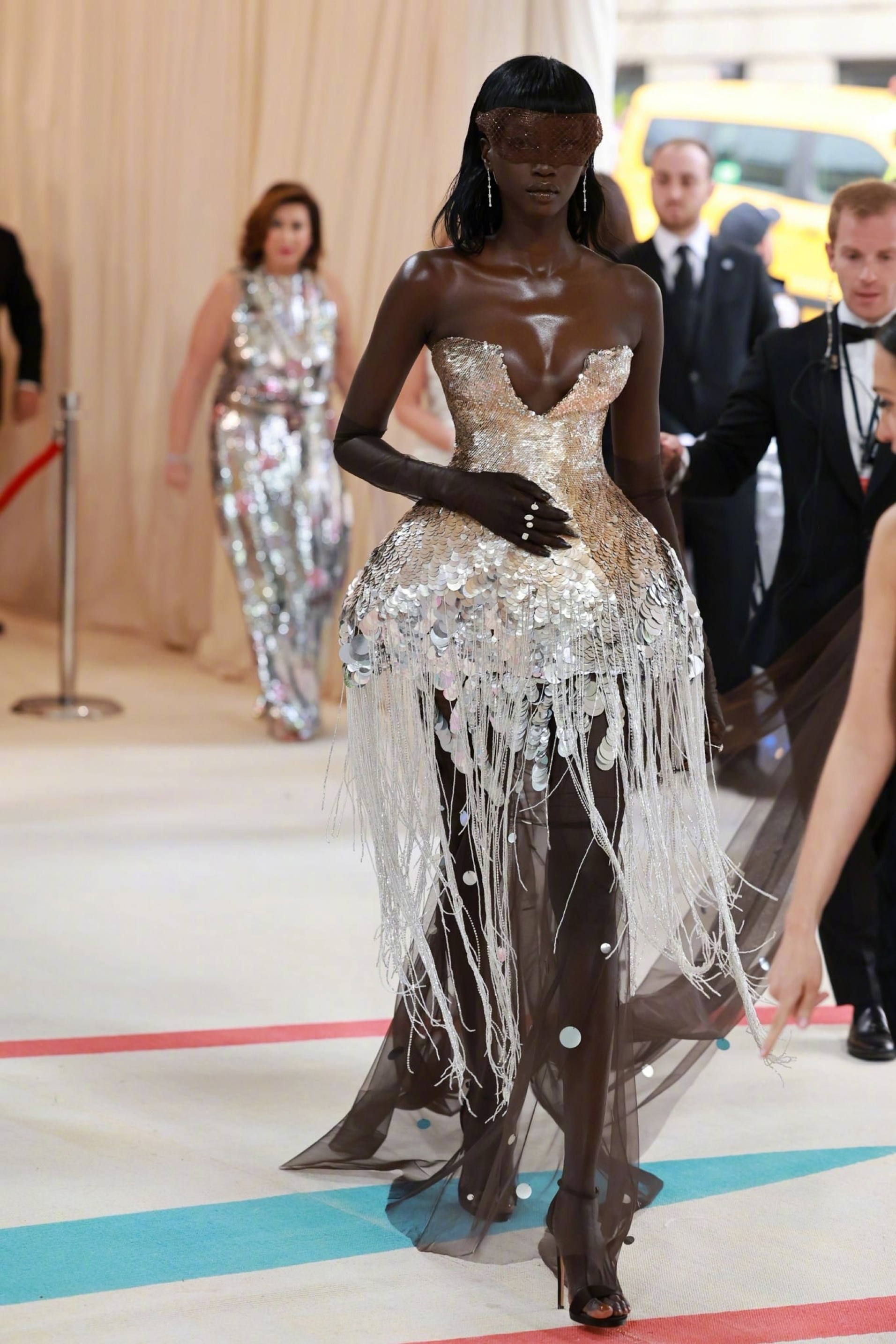 Anok Yai出席今年Met Gala（Karl Lagerfeld A line of beauty）_新浪新闻