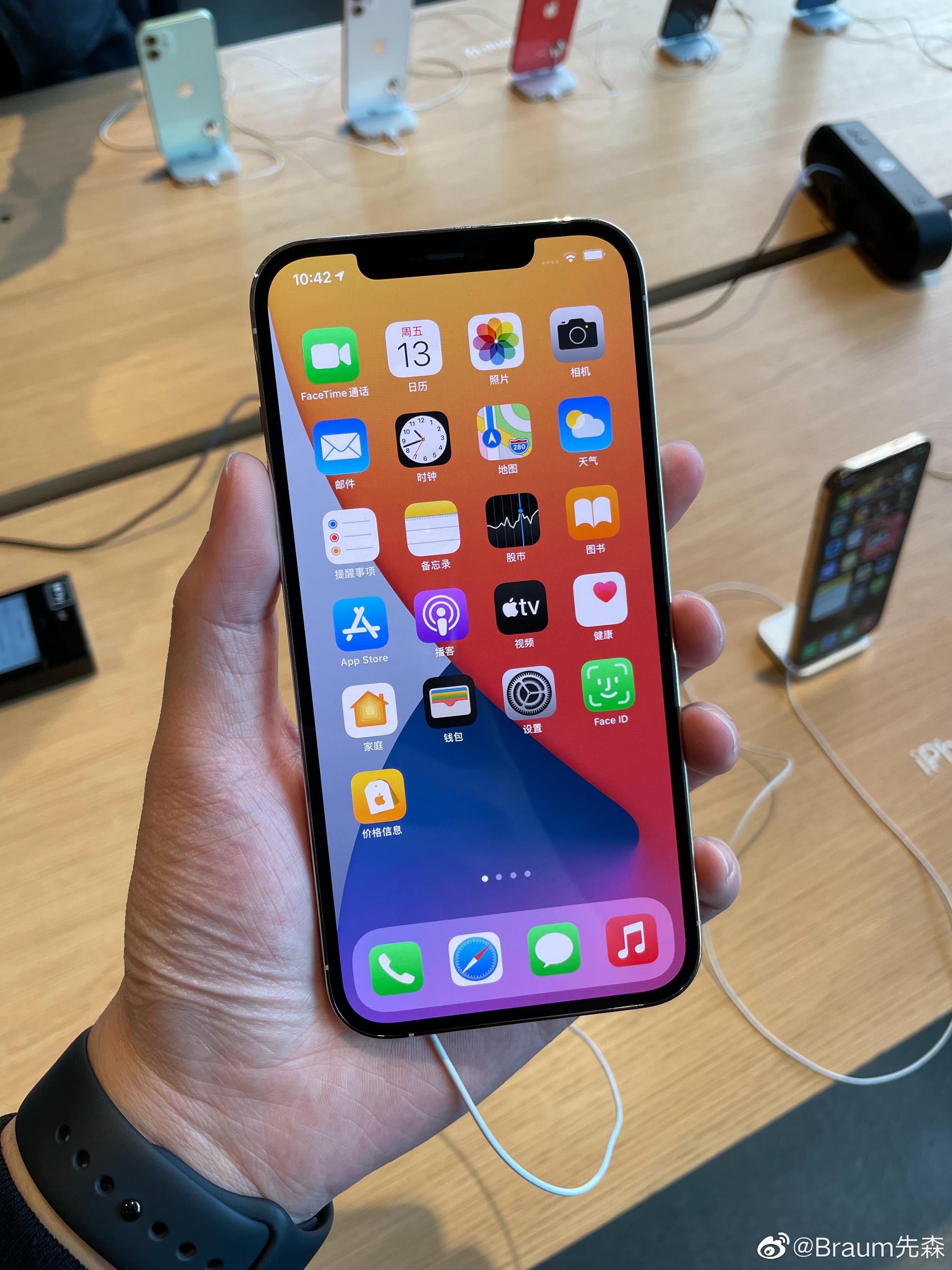 iphone12屏幕照片,iphone12pro碎屏照片 iphone12 pro max还是太大太重了,拿着累.