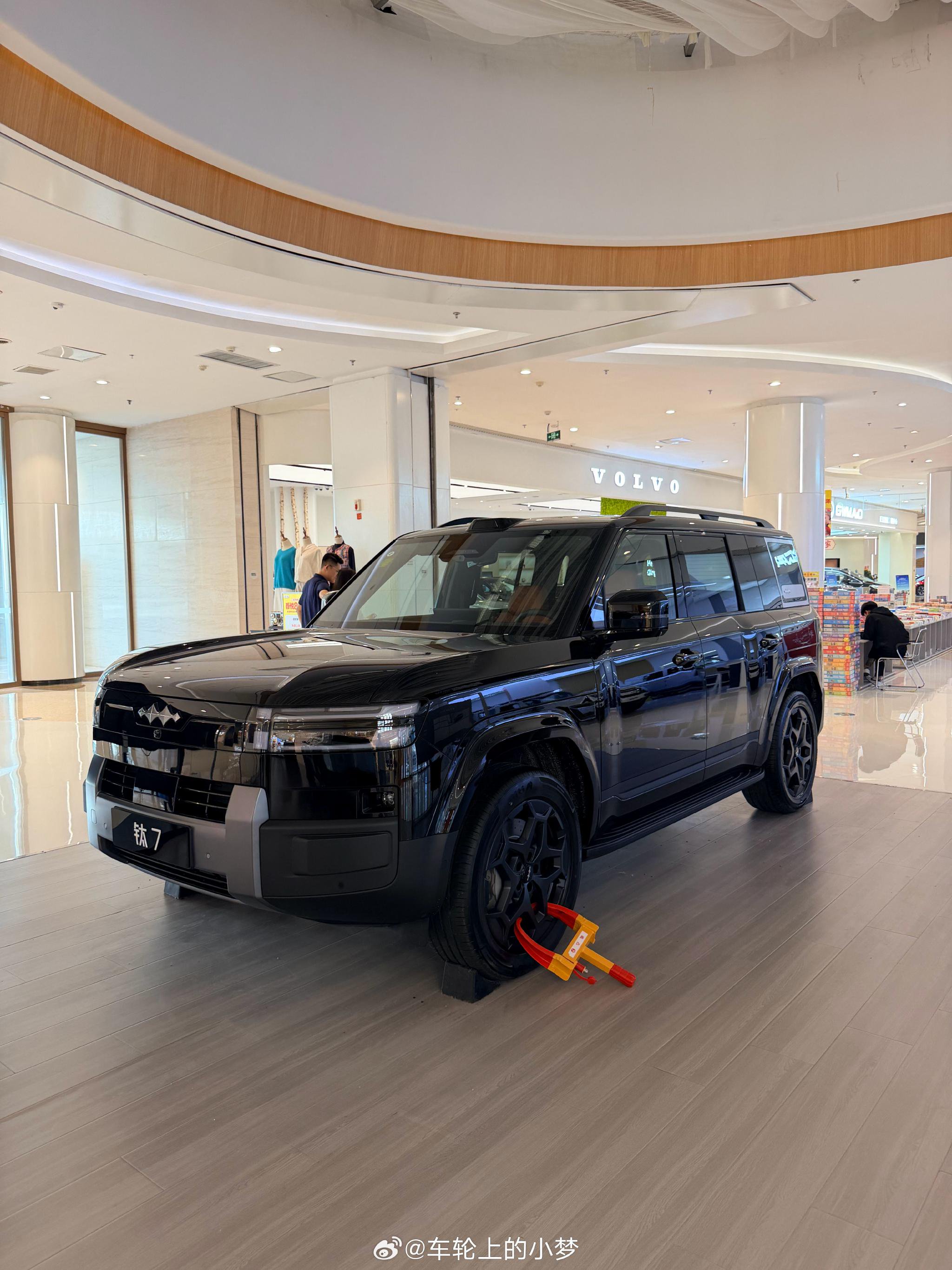 方程豹钛7实车亮相，科技感与力量感并存