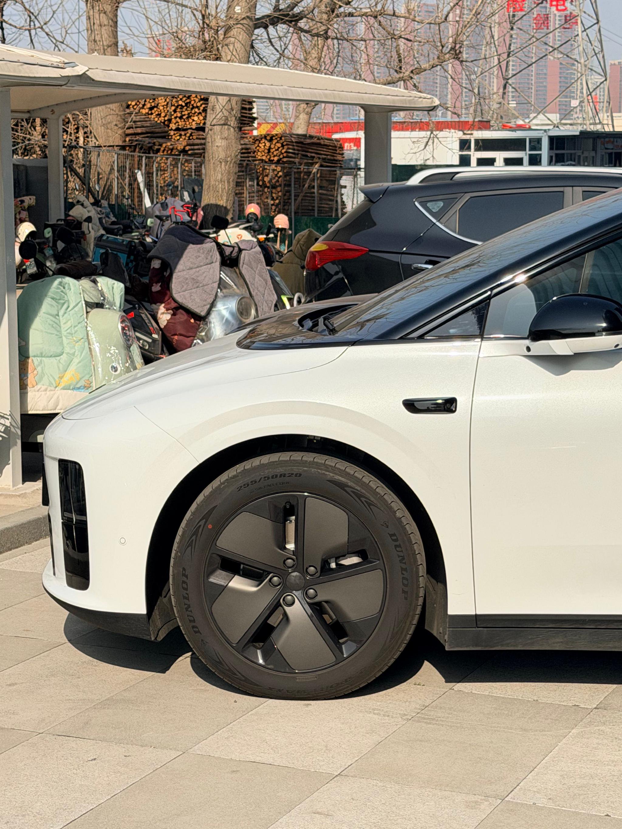 楼下停了辆理想i6，我才发现它的车轱辘竟然是这样的