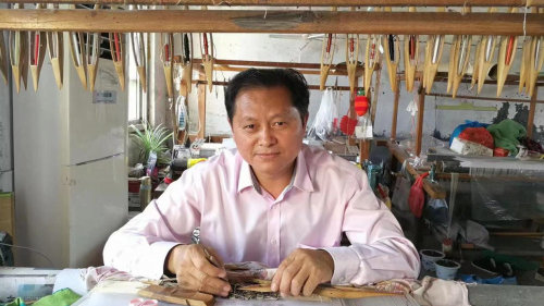 研究员级高级工艺美术师、中国缂丝艺术大师吴文康
